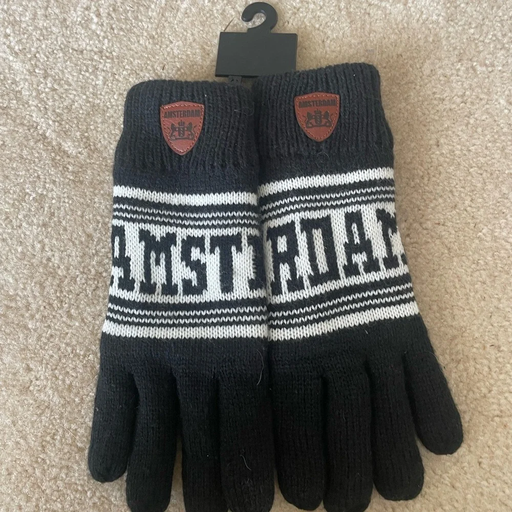 Amsterdam Black and‎ White Knit Gloves. Women OS